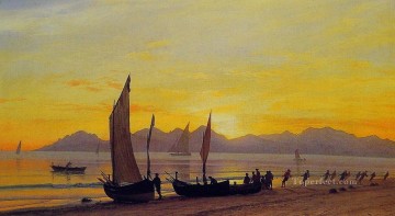 風景 Painting - アルバート・ビアシュタット・ビーチの夕暮れのルミニズムに浮かぶボート